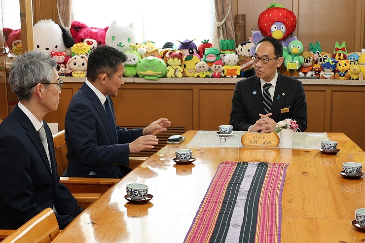 伝達式の出席者と歓談する知事の写真