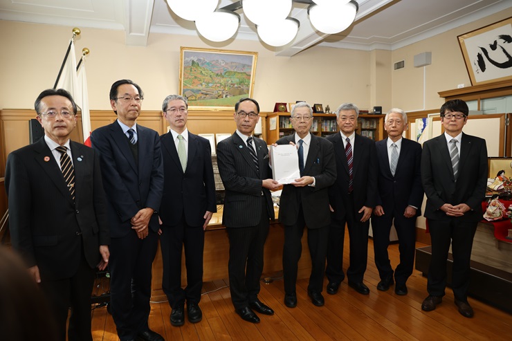 委員会関係者らと写真を撮る知事の写真