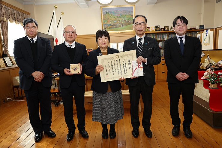 感謝状贈呈者が賞状をもって記念写真を撮る知事の写真