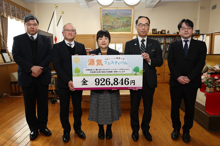 感謝状授与者が記念のパネルをもって記念写真を撮る知事の写真