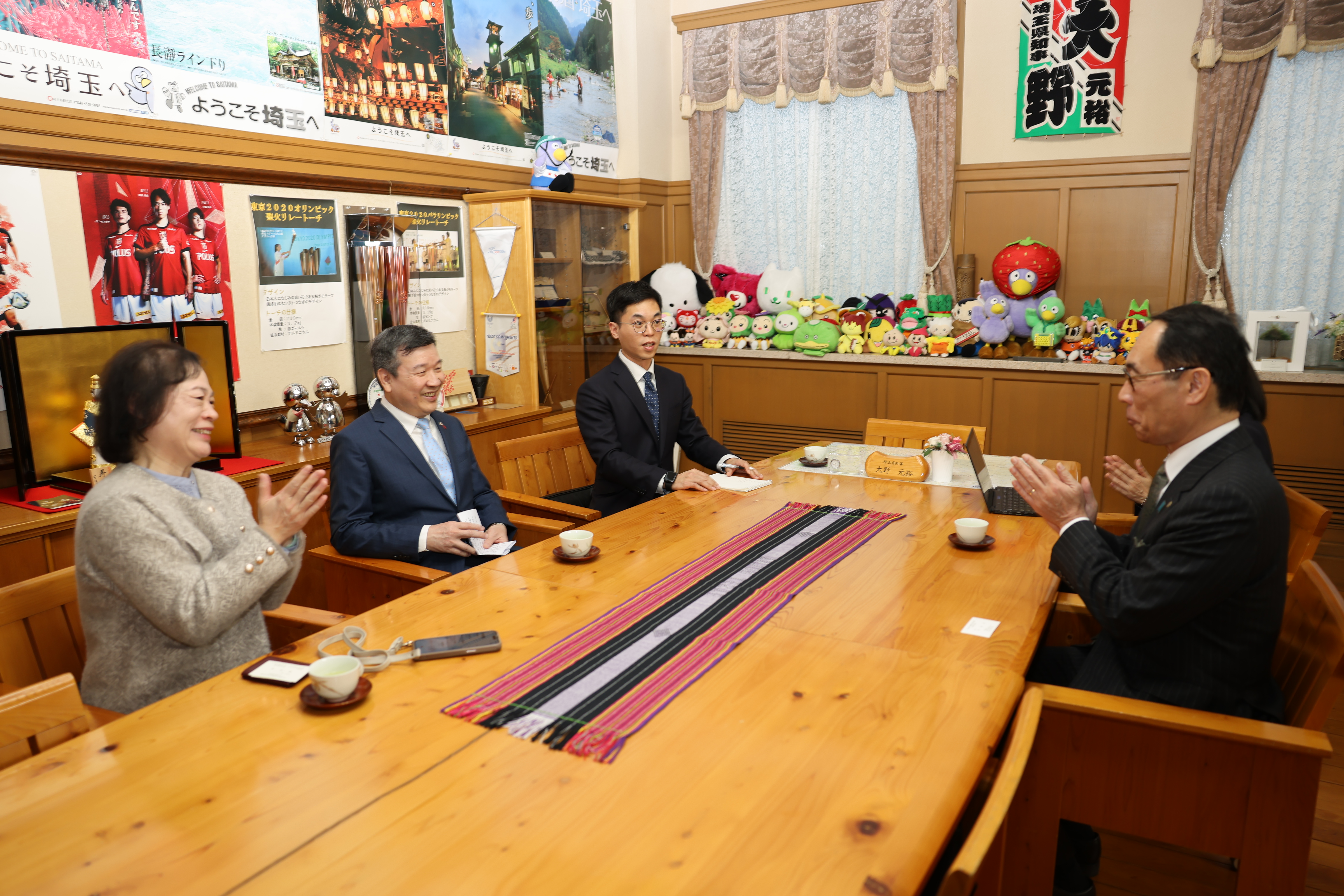 訪問者と歓談する知事の写真