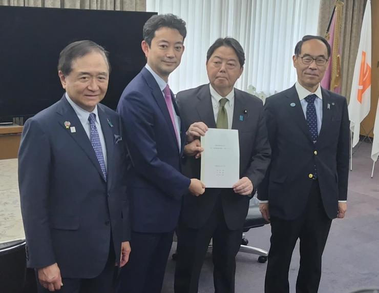 千葉、埼玉、神奈川、三県知事から総務大臣への要望書手交時の写真