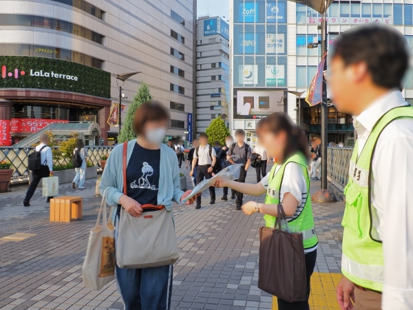 啓発品配布の様子の写真3