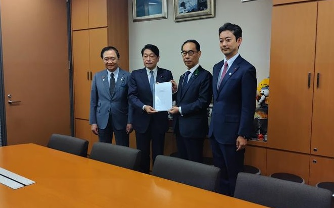 三県知事から自民税調会長への要望書手交時の写真