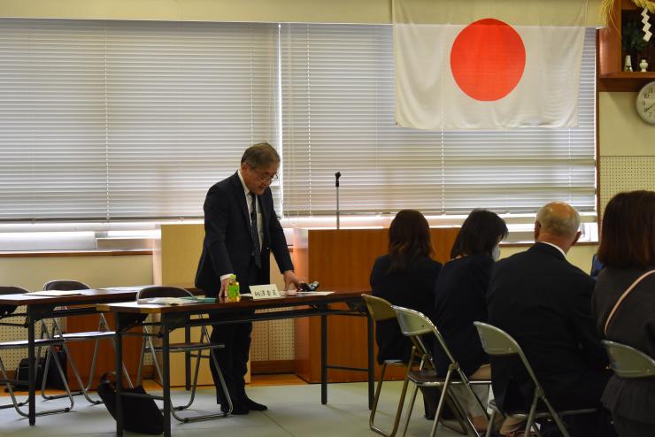 挨拶を述べる桐澤委員