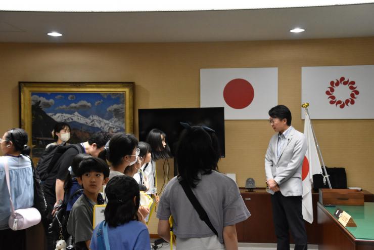 令和7年度議事堂見学会議長室写真