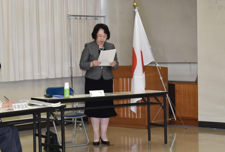 挨拶を述べる佐藤委員長