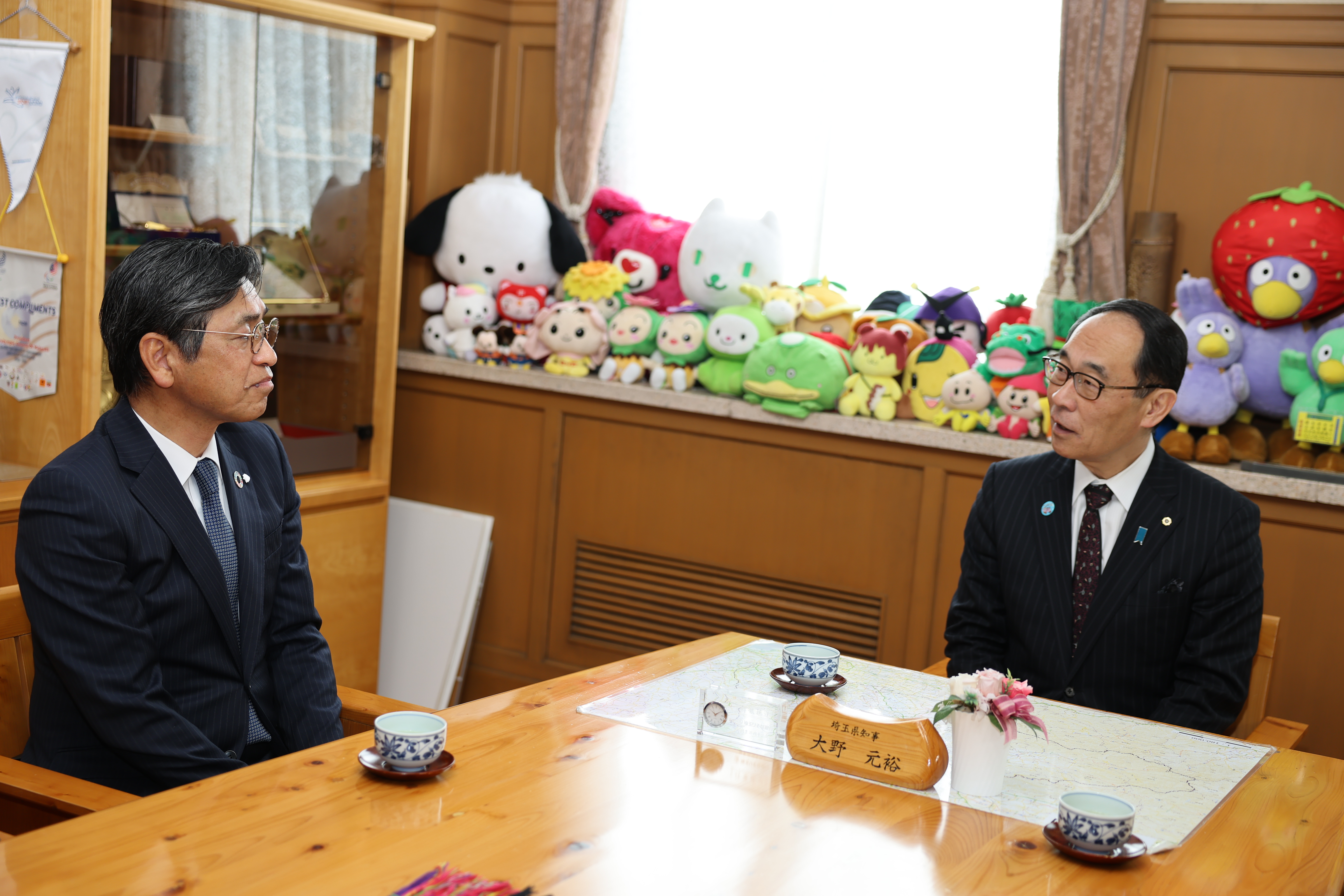 表敬訪問で歓談する知事の写真