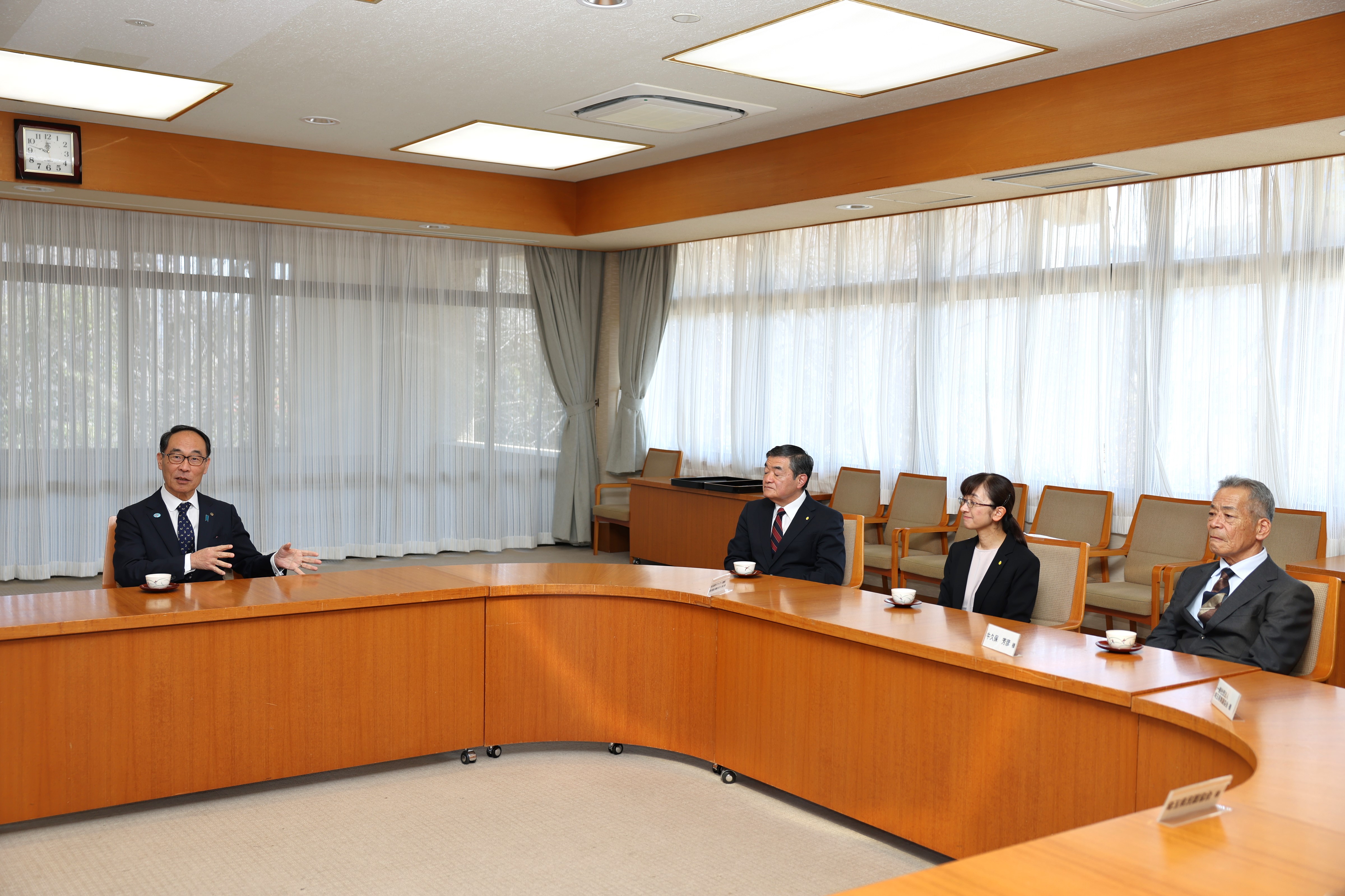 感謝状贈呈式で歓談する知事の写真