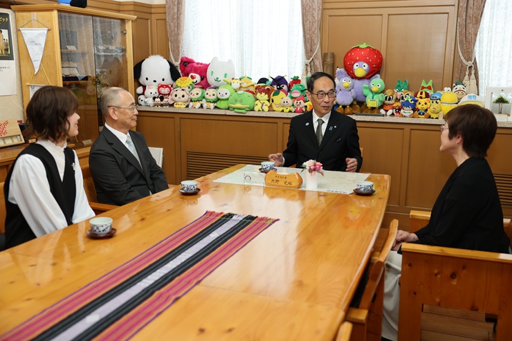 入賞者と歓談する知事の写真