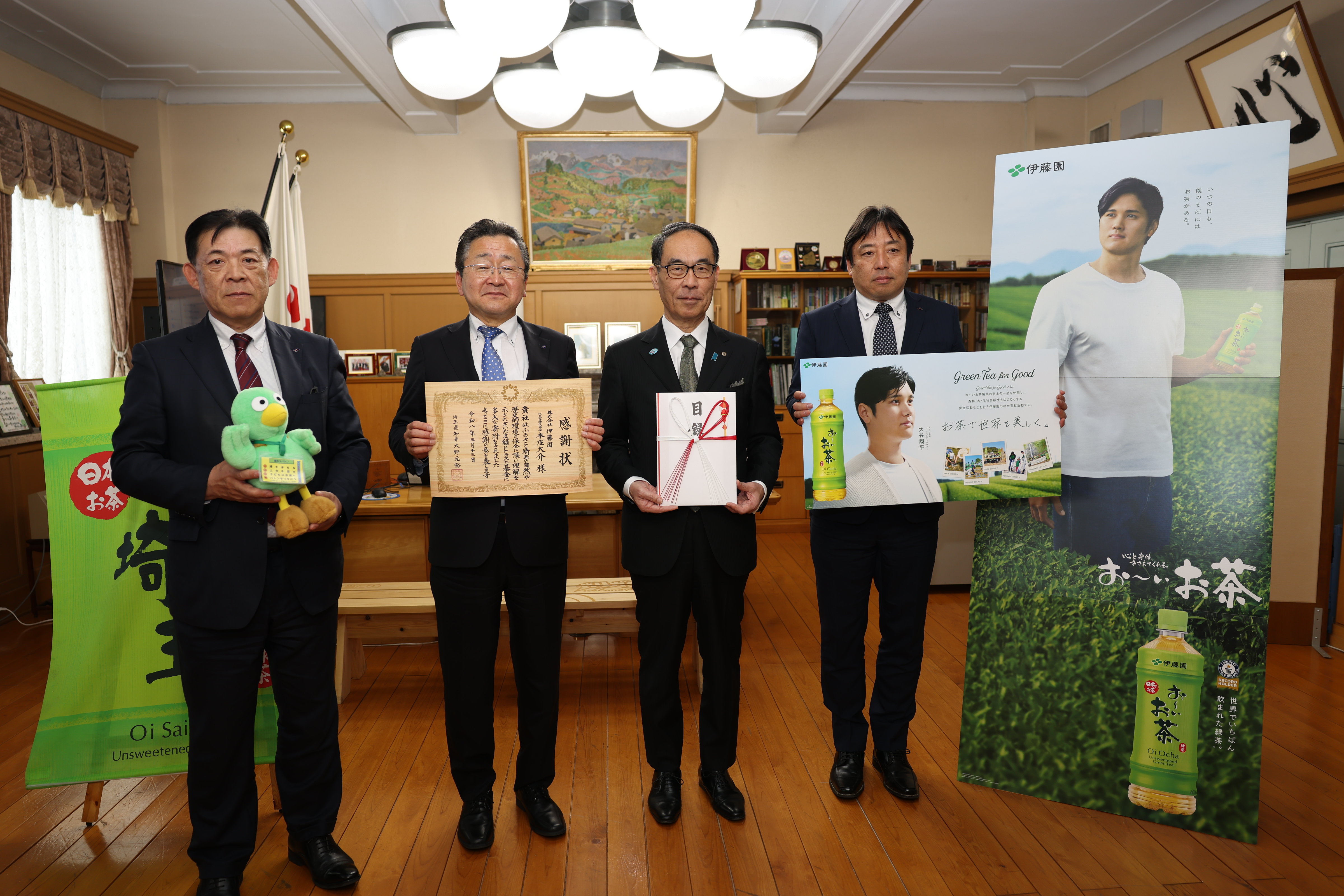 感謝状贈呈者と記念写真を撮る知事の写真
