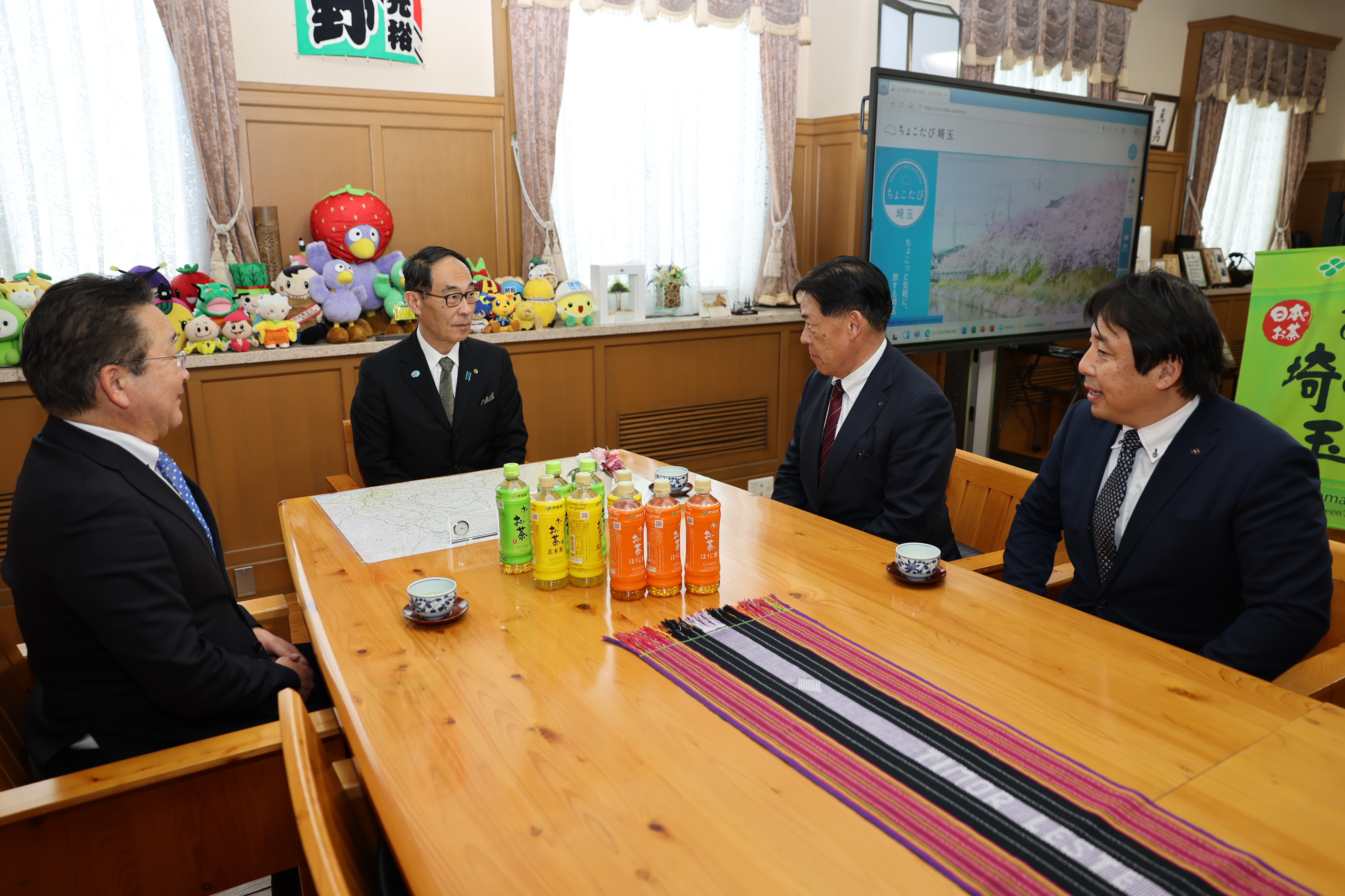 感謝状贈呈者と歓談する知事の写真