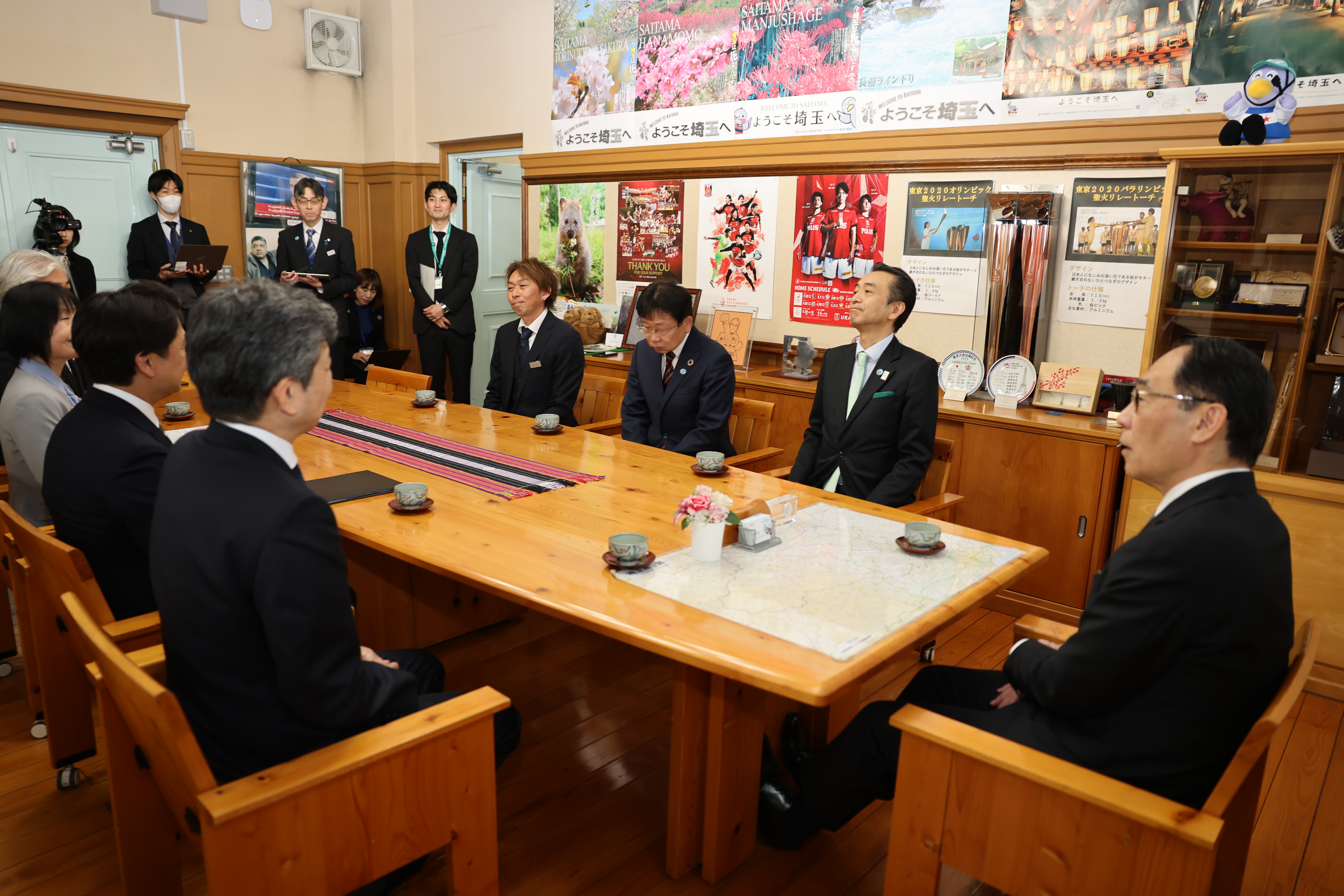 株式会社埼玉りそな銀行関係者と歓談する知事の写真