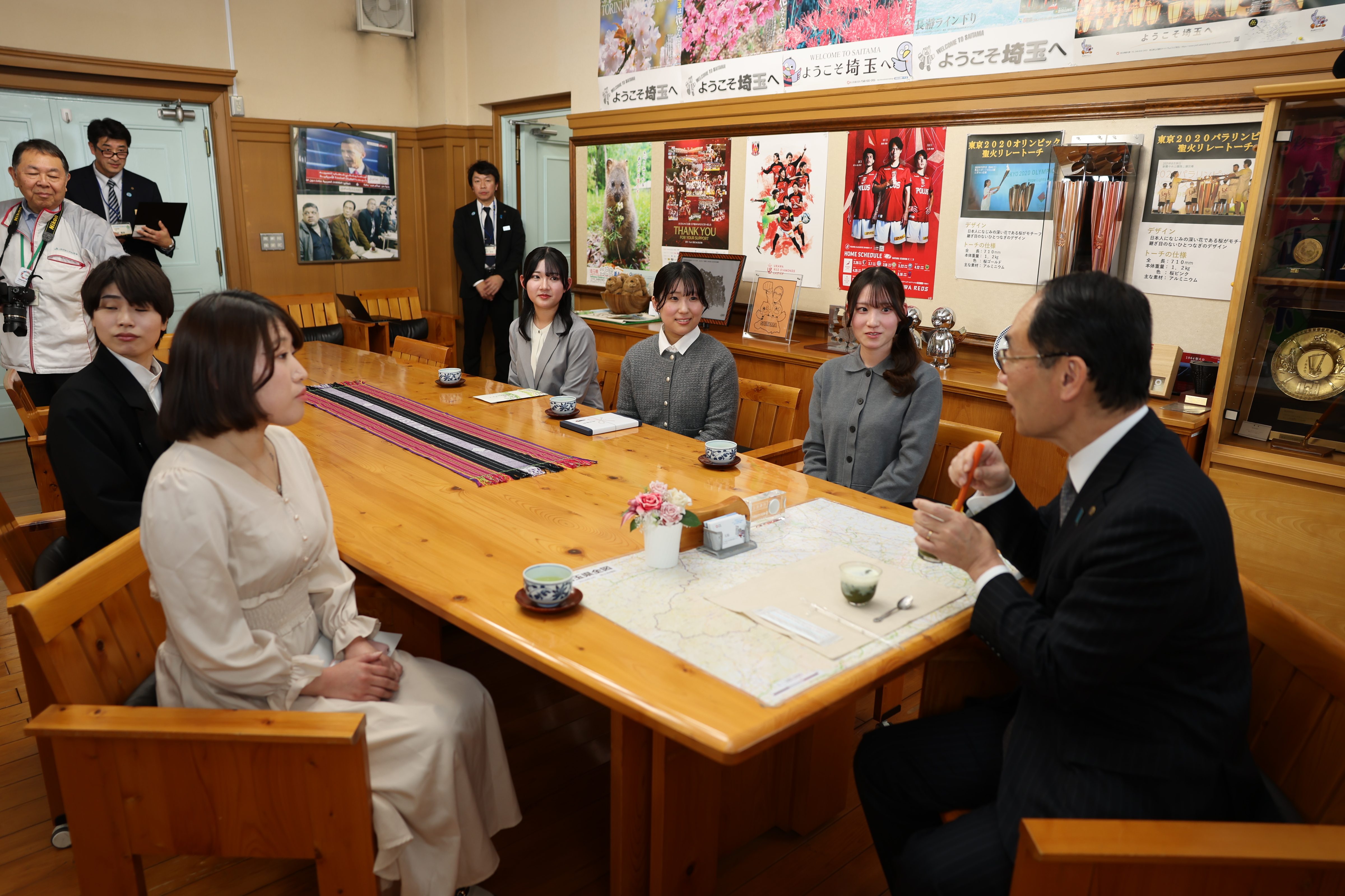 受賞者と歓談する知事の写真