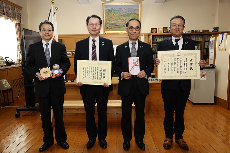 感謝状贈呈者と記念写真を撮る知事の写真