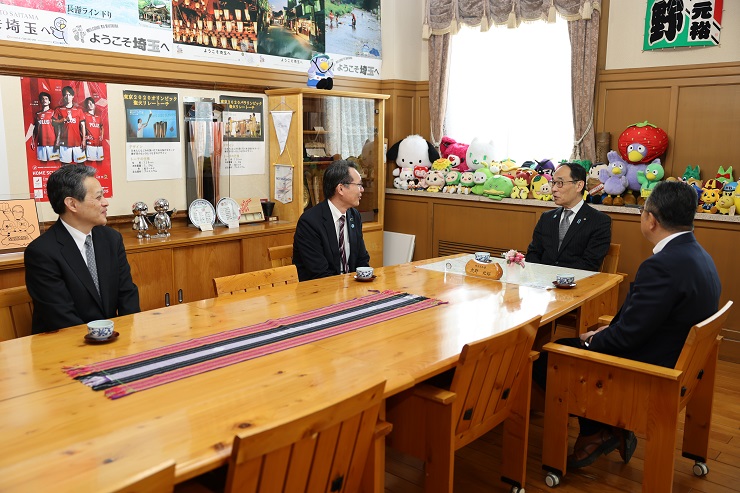 感謝状贈呈者と歓談する知事の写真