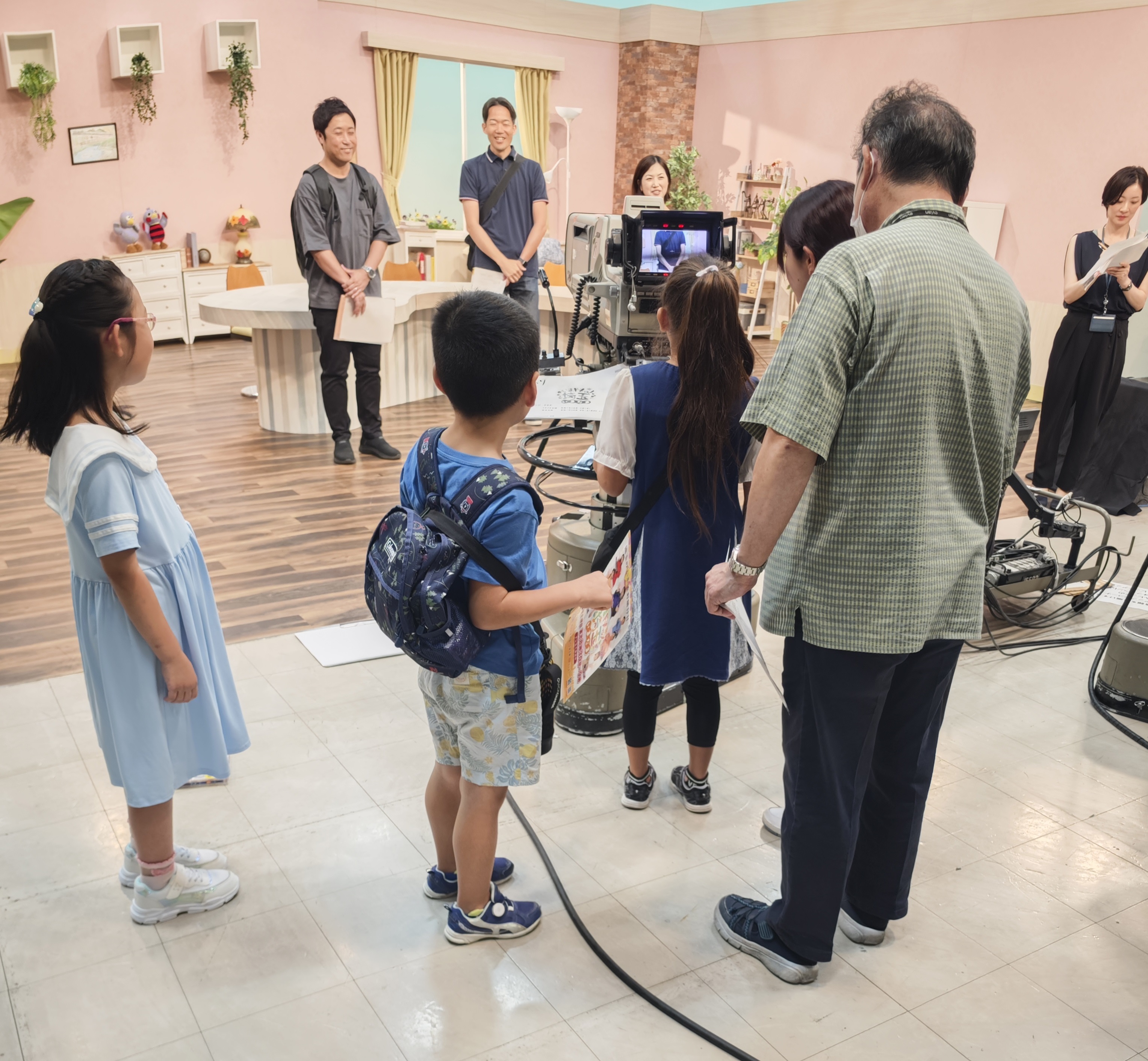 2025年の親子見学会でカメラをさわるこどもたち