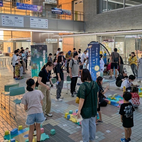内モールの賑わい（昨年度の夜間イベントの様子）の画像
