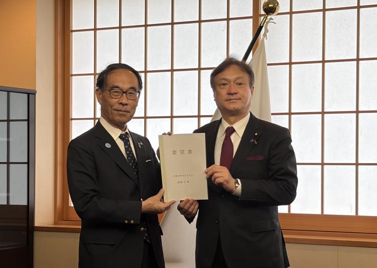 大野知事から堀井副大臣への要望書手交時の写真