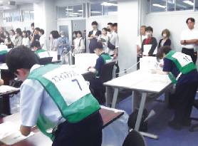 オフィスアシスタントの実技をする写真