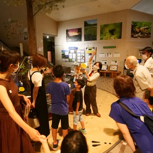 参加者が夜の館内で展示を楽しむ様子