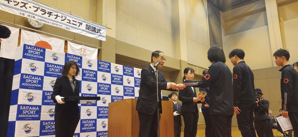 閉講式で記念品を授与する知事の様子