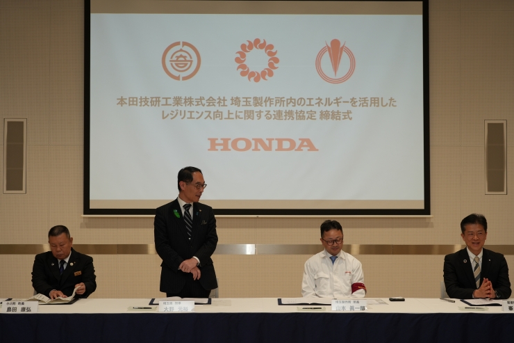 締結式で挨拶する知事の写真