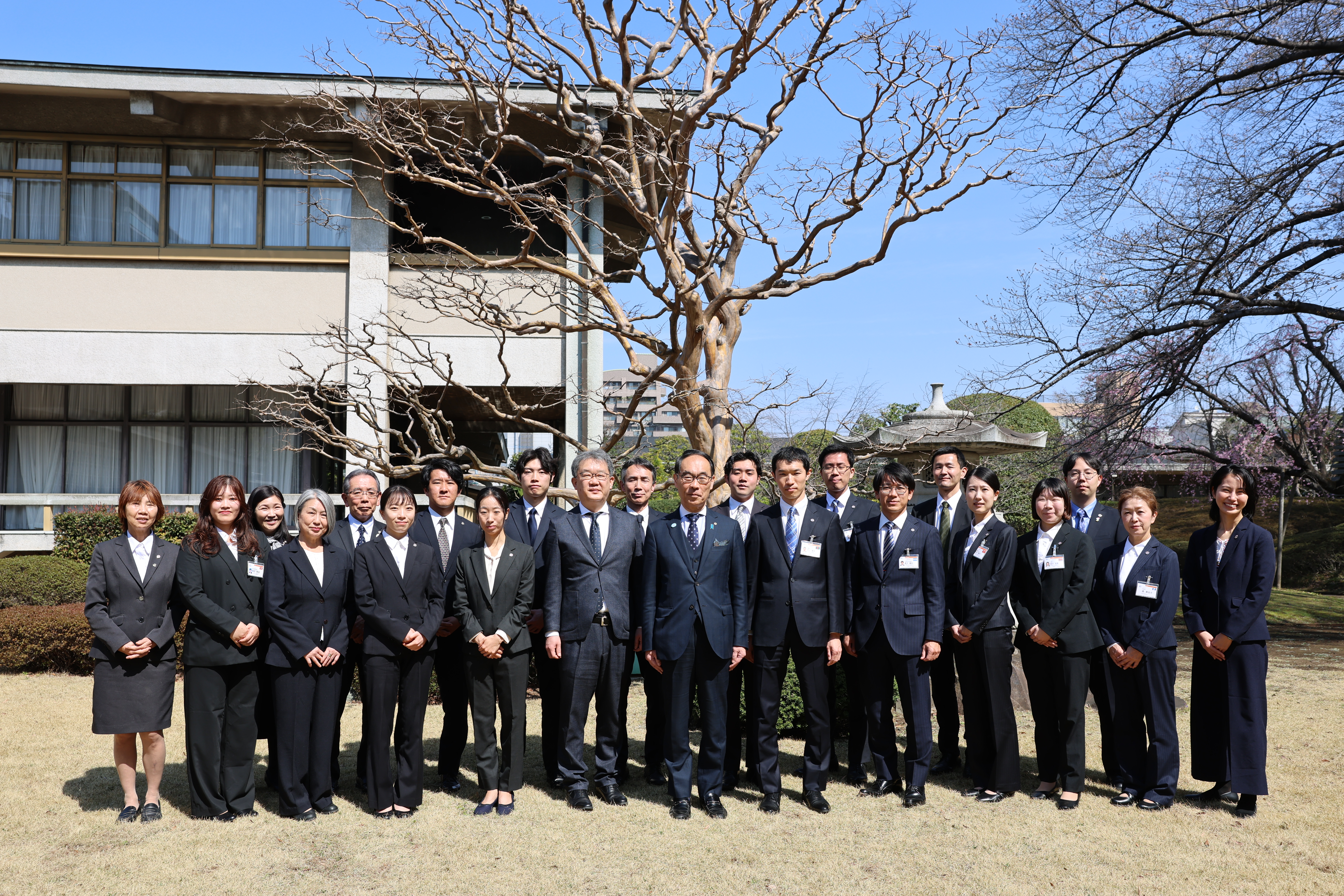 JICA海外協力帰国報告・壮行会での集合写真を撮る知事の写真