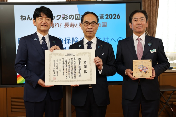 感謝状贈呈式で集合写真を撮る知事の写真