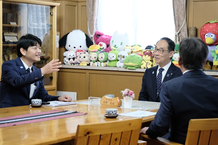感謝状贈呈式で歓談する知事の写真