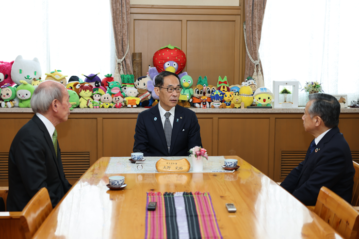 感謝状贈呈式で歓談する知事の写真