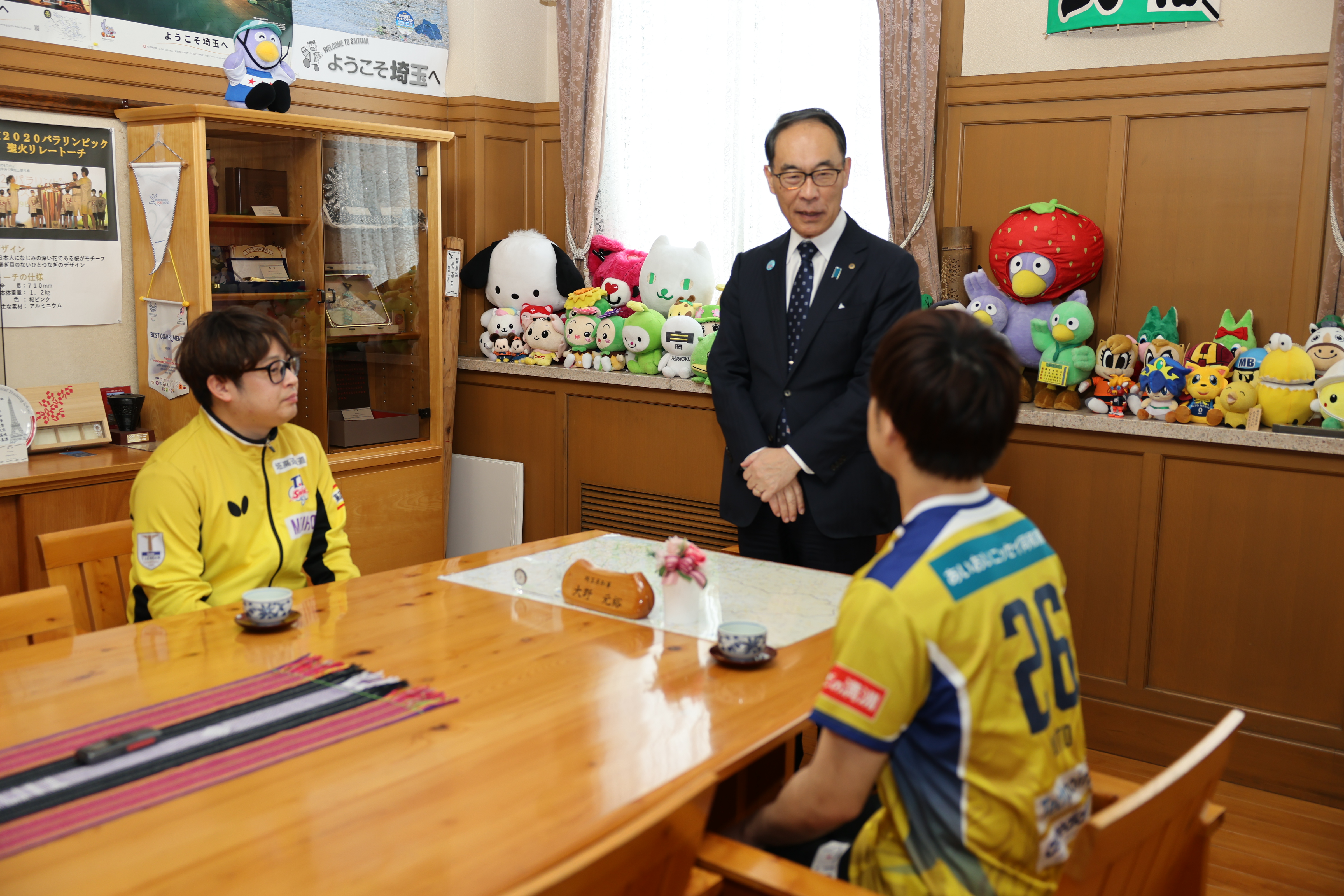 訪問者と歓談する知事の写真