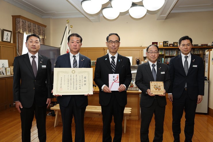 表彰者と記念写真を撮る知事の写真