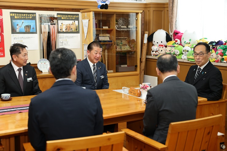 表彰者と歓談する知事の写真