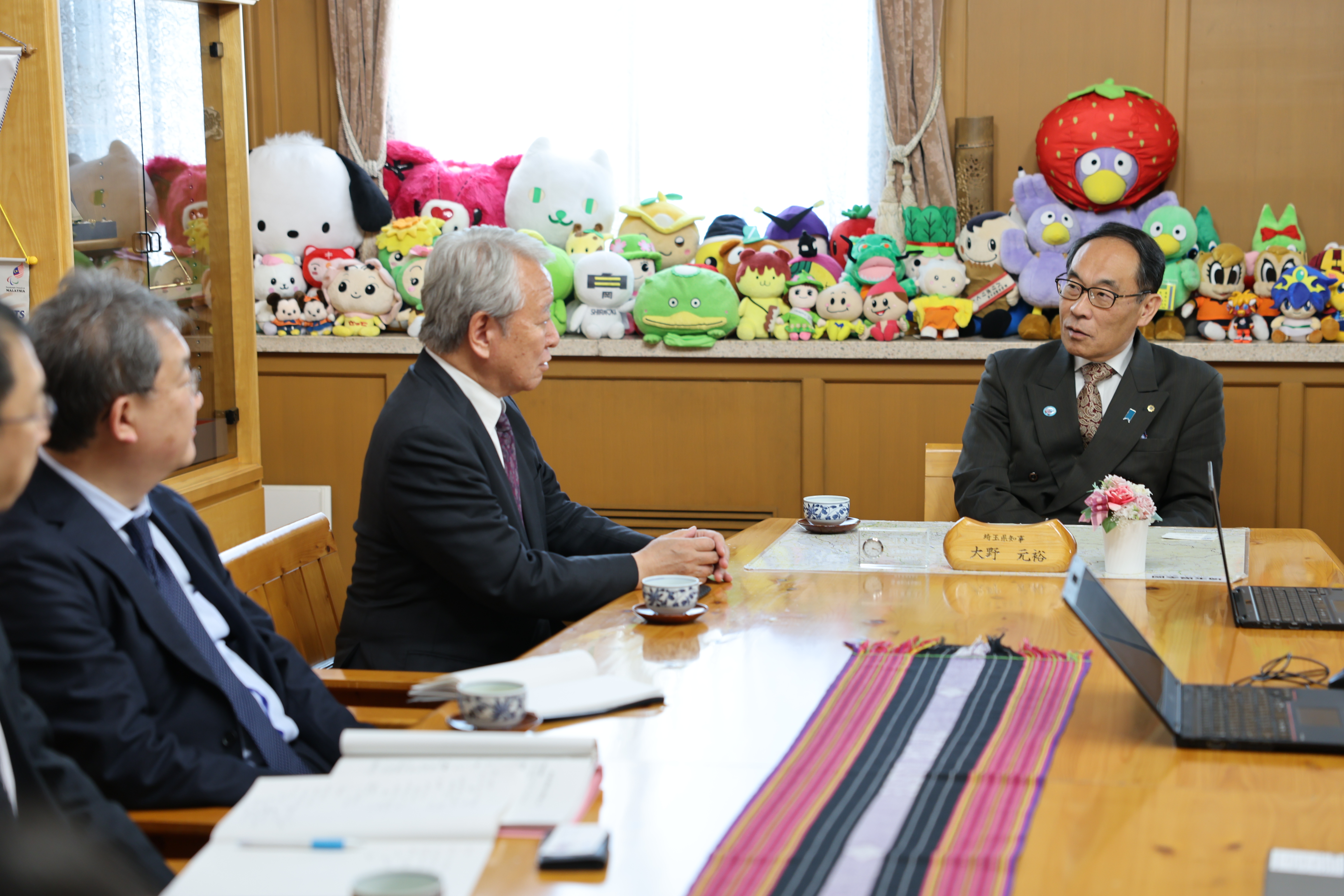 訪問者と歓談する知事の写真