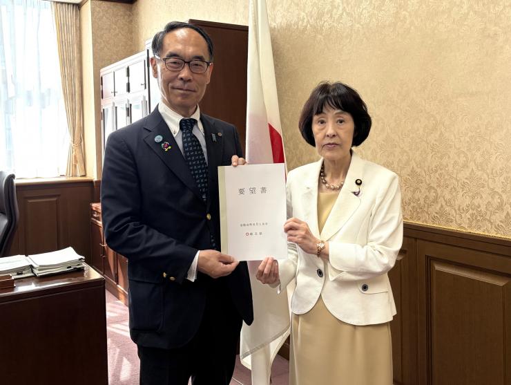 大野知事から高橋財務大臣政務官への要望書手交時の写真