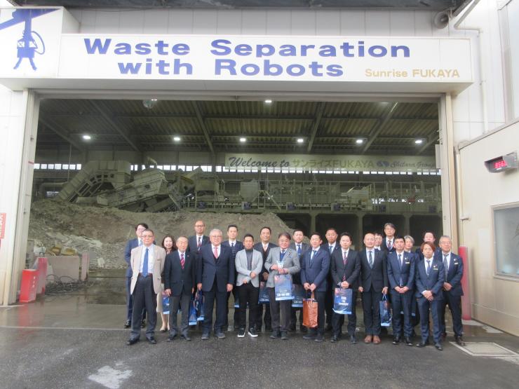 株式会社シタラ興産にて議員とスタッフの集合写真