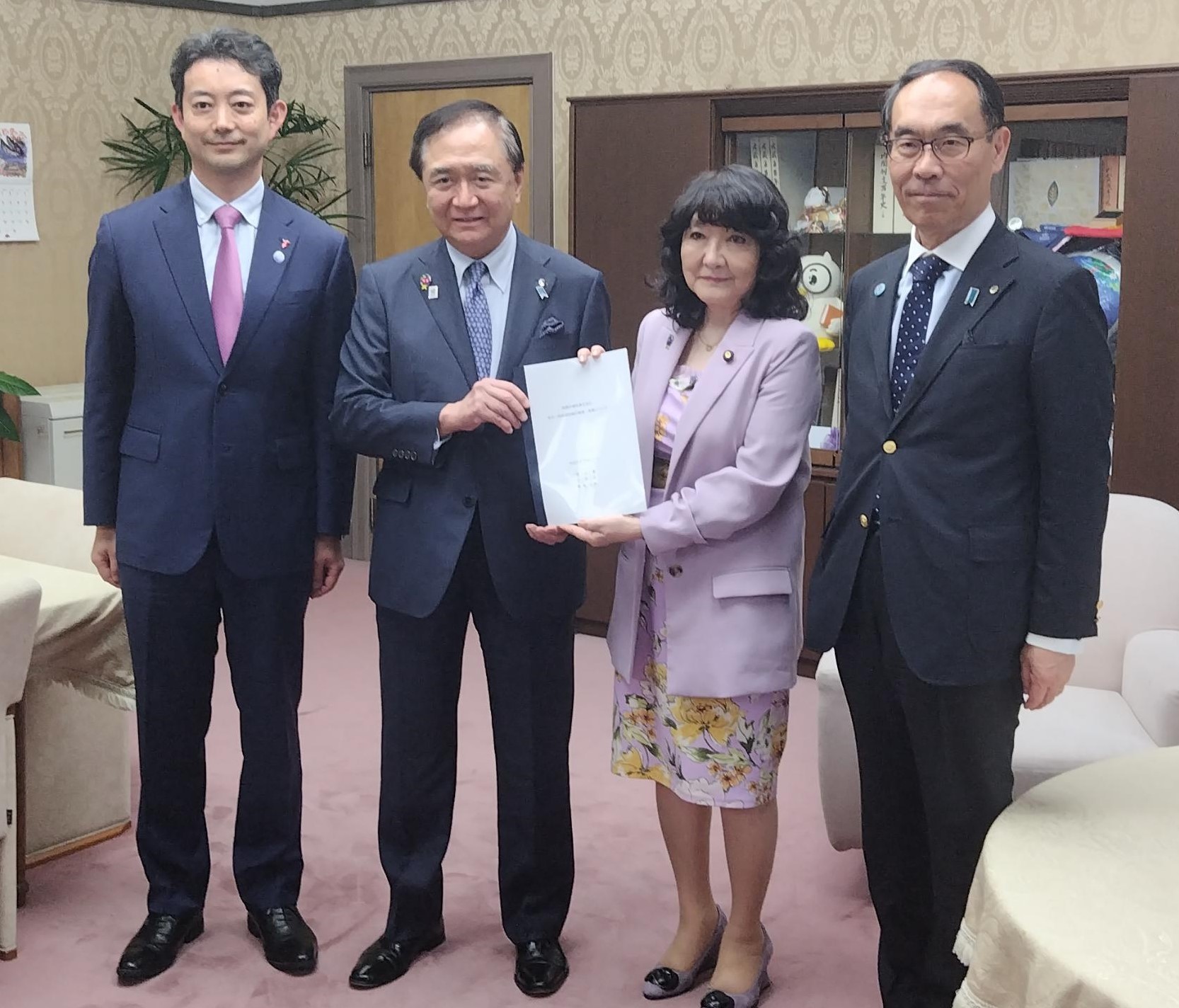 片山さつき財務大臣に要望書を手渡す知事の様子