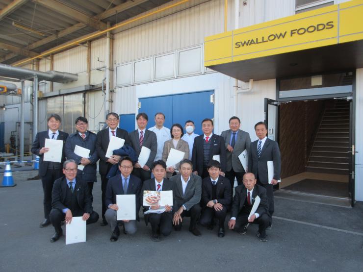 株式会社スワロー食品にて議員とスタッフの集合写真