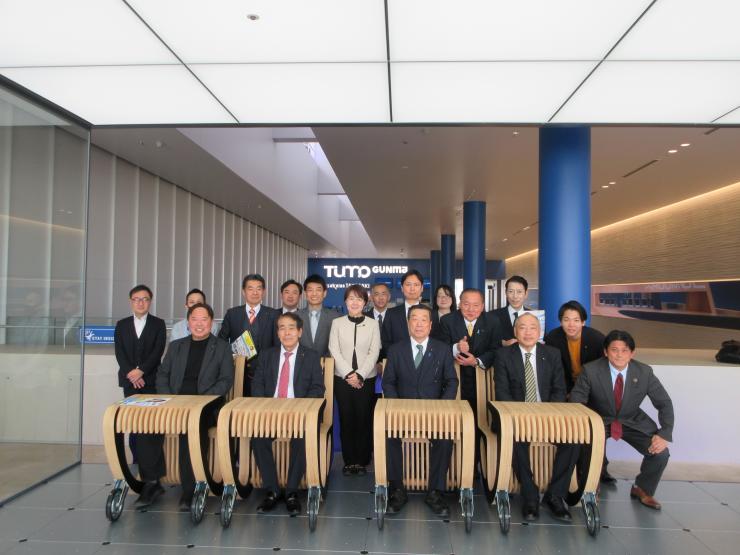 TUMO Gunmaにて議員とスタッフの集合写真