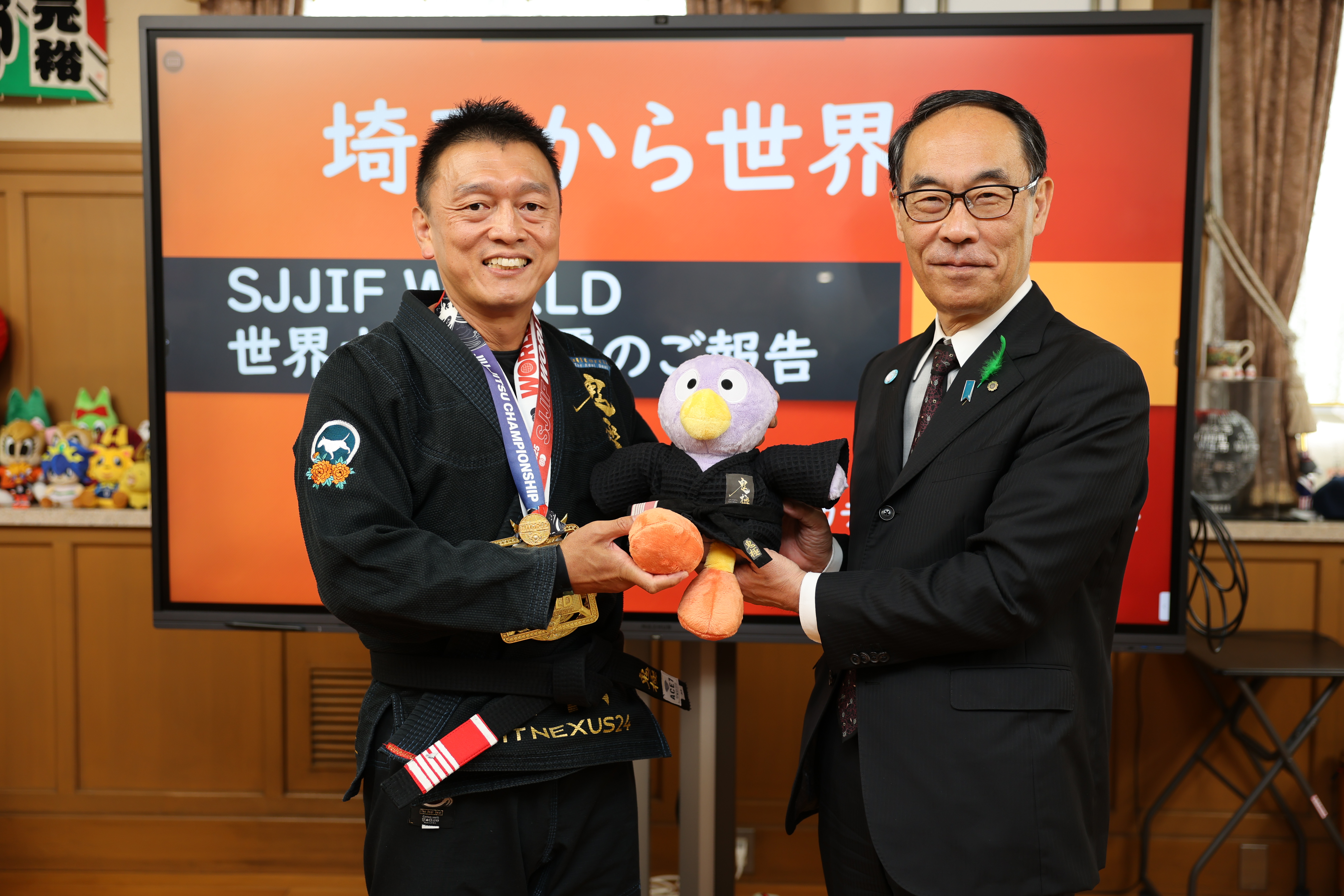 岡本裕士選手と記念撮影を撮る知事の写真