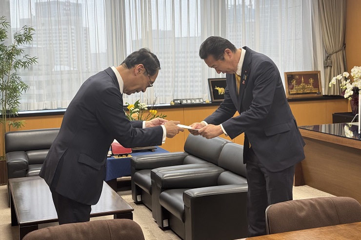 内閣府特命担当大臣へ要望書を渡す知事の写真