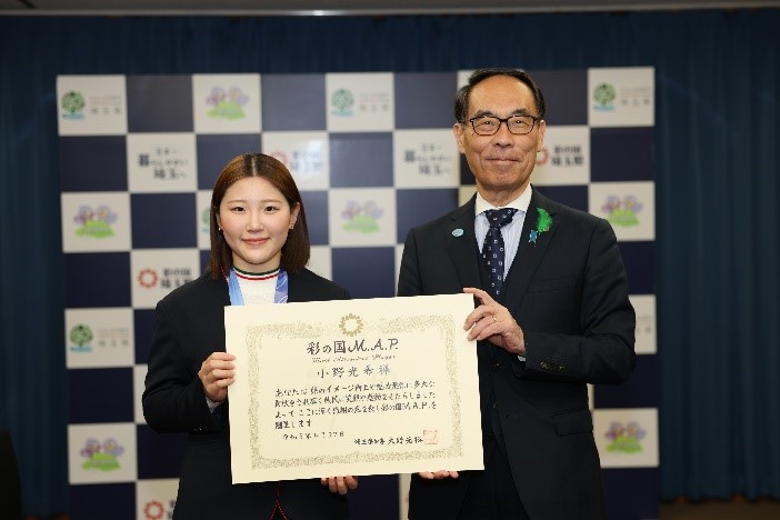 表彰者と賞状を手に持ち記念撮影を撮る知事の写真