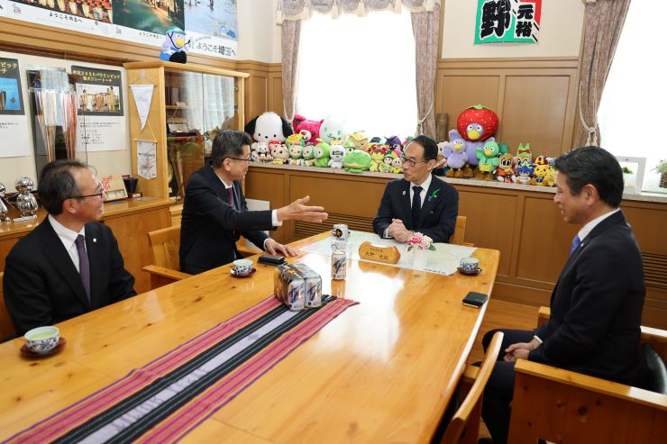 訪問者と歓談する知事の写真