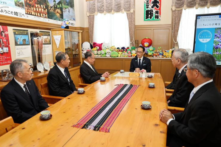 寄附いただいた方々と歓談する知事の写真