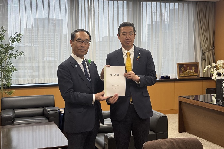 内閣府特命担当大臣と要望書をもちながら記念撮影をする知事の写真