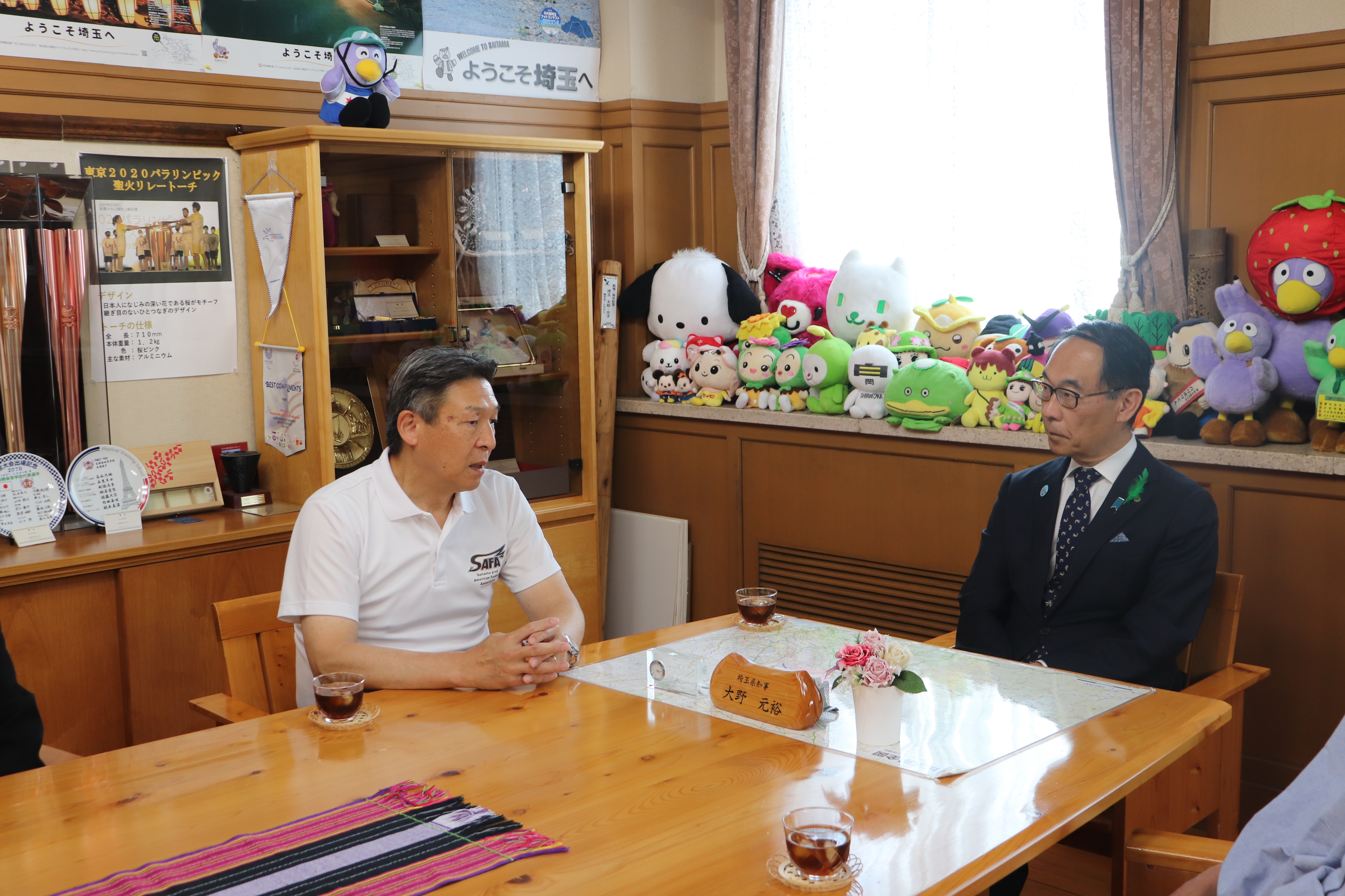 訪問者と歓談する知事の写真