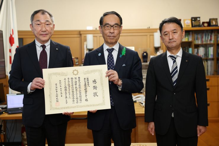 感謝状贈呈者と記念写真を撮る知事の写真