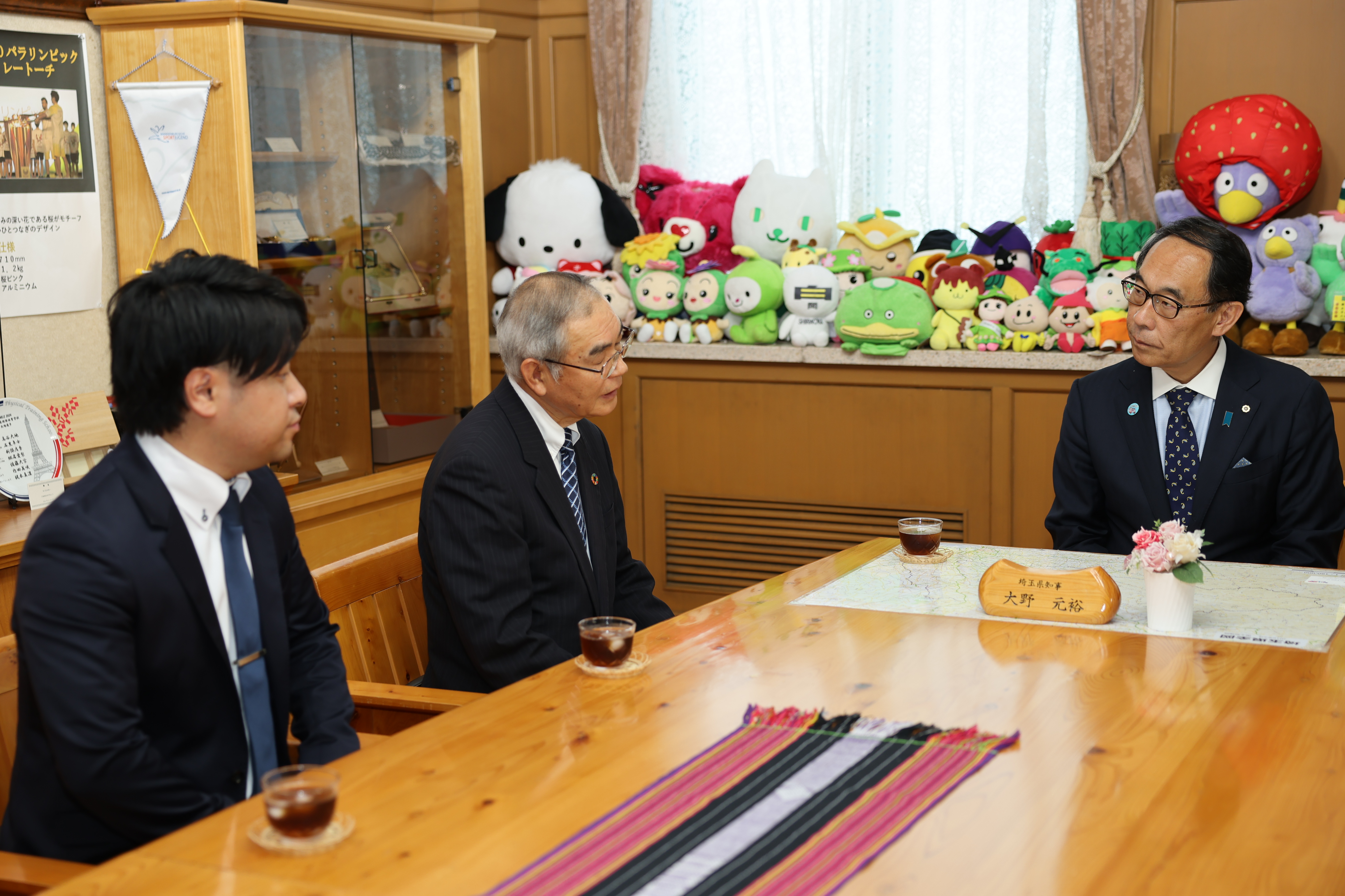 寄附者と歓談する知事の写真