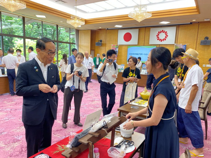 知事がブースをまわる様子の写真
